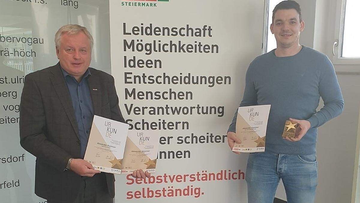 Alexander Hammer (r.) ist mit drei Meisterprüfungen (Heizungs-, Lüftungs- sowie Gas- & Sanitärtechnik) einer  der Top-Fachkräfte im Bezirk. Im Bild bei der „Star“-­Übergabe mit WKO-Regional­stellen­leiter Josef Majcan