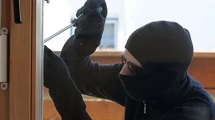 Zwei bisher unbekannte Täter brachen in das Haus eines 52-jährigen Mannes ein (Symbolfoto)