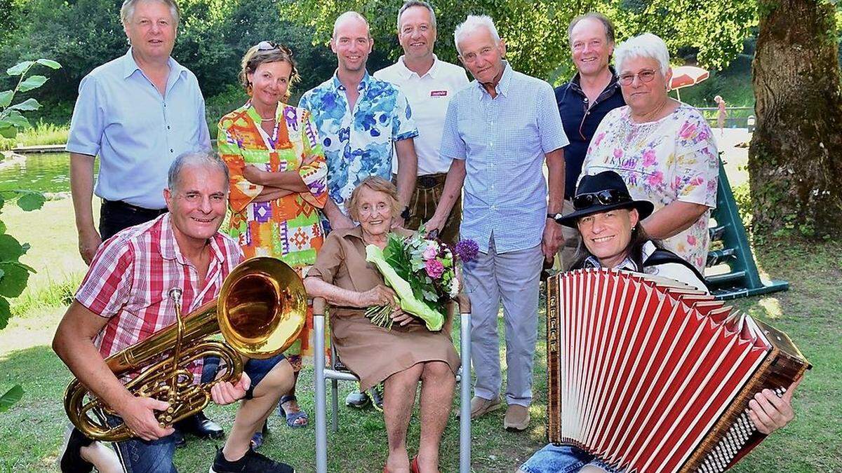 Leopold Astner, Traudi und Sohn Daniel Fellner, Markus Brandstätter, Viktor Fellner, Hans Steinwender und Irene Rosenberger; vorne Irmgard Fellner mit den Musikern Ernst Gratzer und Rudi Samidits 