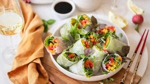 Die gesunde Vorspeise kann man auch ganz einfach vegan zubereiten oder einfach wie man will. Mit Tofu, Garnelen oder Reisnudeln - schmecken tun sie immer.