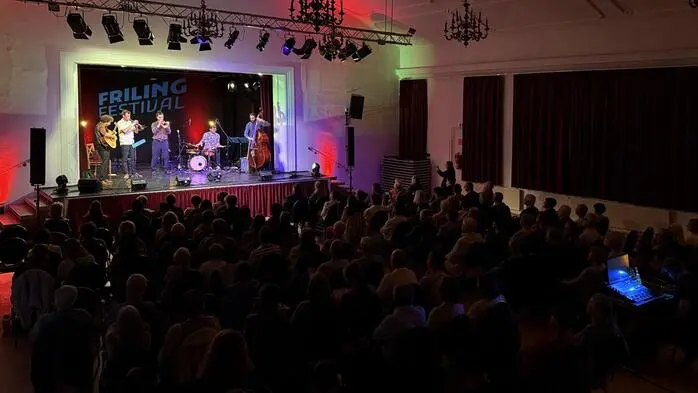 Friling“ heißt „Frühling“ auf Jiddisch, der Sprache des einst reichhaltigen osteuropäischen Judentums, in dessen Umfeld sich in früheren Jahrhunderten eine facettenreiche Musikkultur entwickelt hat.