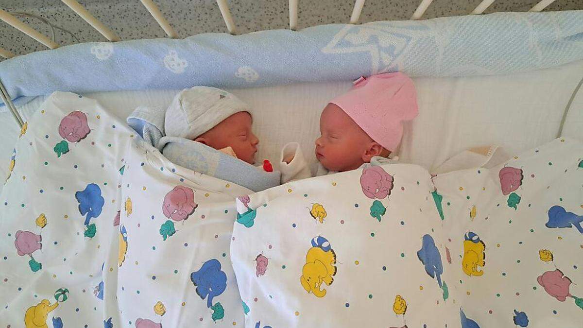 Nur wenige Sekunden nach Mitternacht ist im Krankenhaus Tulln ein Zwillingspaar auf die Welt gekommen. Die kleine Anna wurde um 0.00 Uhr und 20 Sekunden geboren, Zwillingsschwester Alice um 0.01 Uhr.