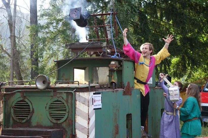 "Zaubereisen – Aufstand im Erzland" - mit diesem Theaterstück hat die Theatergruppe "Vitamins of Society" das Publikum 90 Minuten lang mit Musik und Tanz für sich gewonnen. 