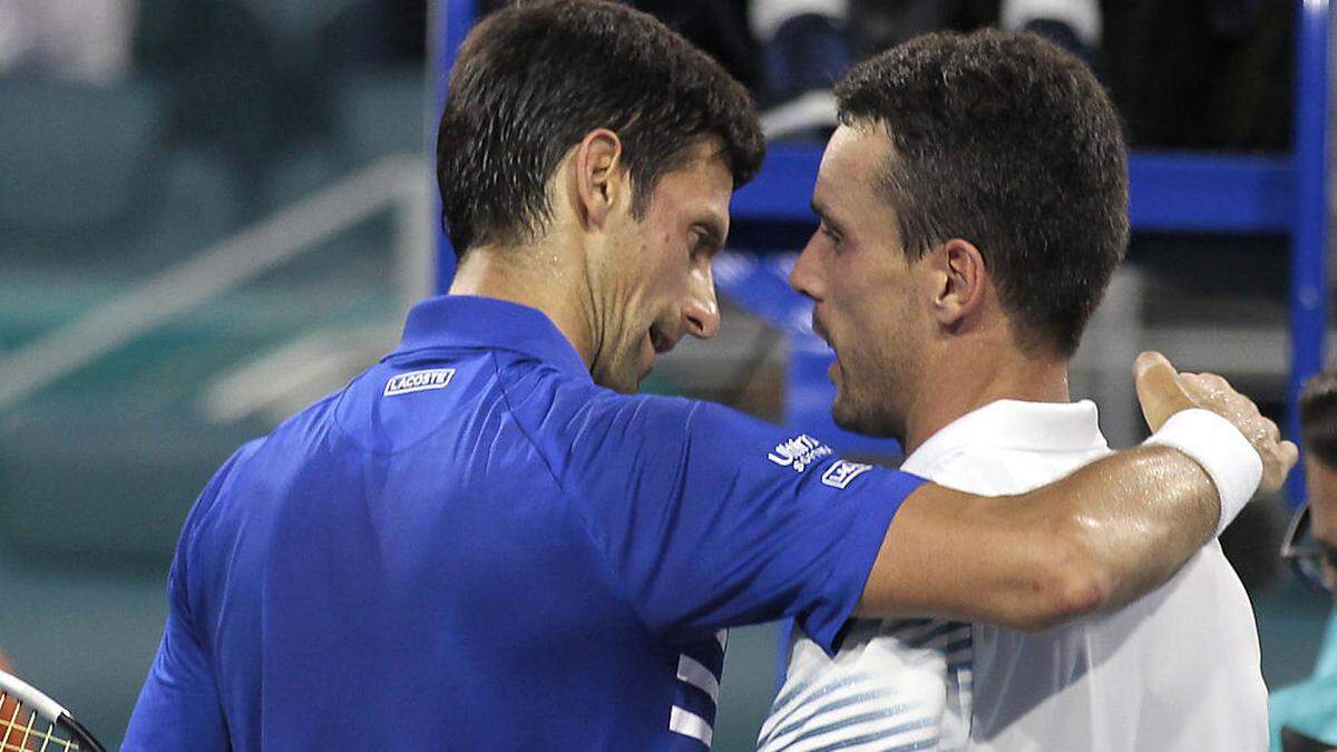 Roberto Bautista (rechts) und Novak Djokovic