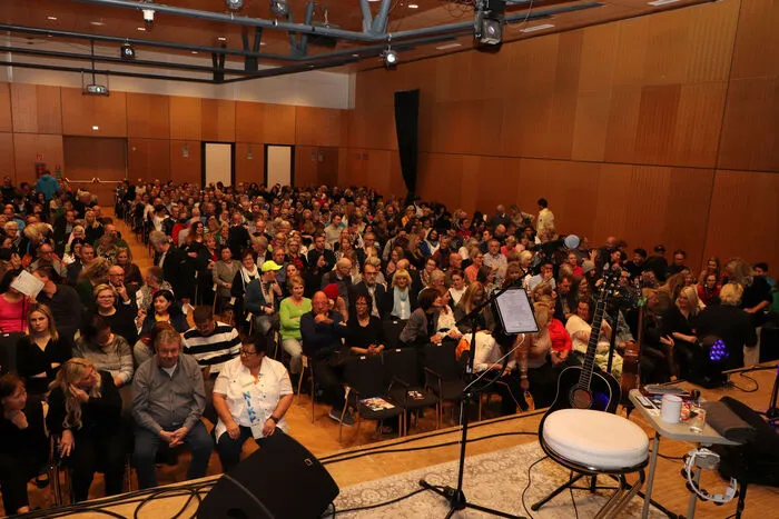 Der Feldkirchner Stadtsaal der bis auf den letzten Platz gefüllt war,  gab es bei Nik P. Unpluggged Tour u.a. zu hören: „Wer teilt die Fraben aus“, „Frieden“, „Gloria“, „Fröhliche Weihnacht“, „Löwenherz“, „Du mußt ein Engel sein“, „Ein Stern“ und „Geboren um dich zu lieben“. 