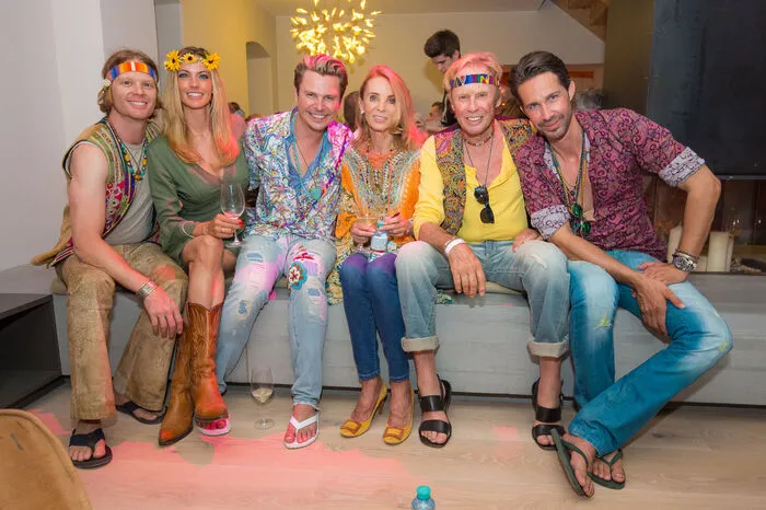 ... wie der Kraus-Clan mit Rock'n'Roll-Legende Peter Kraus und Gattin Ingrid, dazu Top-Fotograf Mike Kraus mit seiner Frau, Model Constanze Sorhagen ...