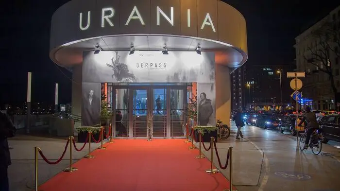 Gedreht wurde in Salzburg und der Steiermark, die Weltpremiere fand aber in Wien statt: Zur Premiere der neuen Sky Serie „Der Pass“ lud Sky Österreich Prominente und Film-Fans Dienstagabend in das passend zum Thriller-Thema dekorierte Urania Kino.