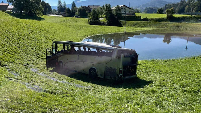 Der Bus stand wenige Meter entfernt von einem Teich