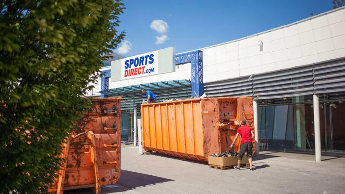 Die letzten Einrichtungsreste werden gerade entsorgt