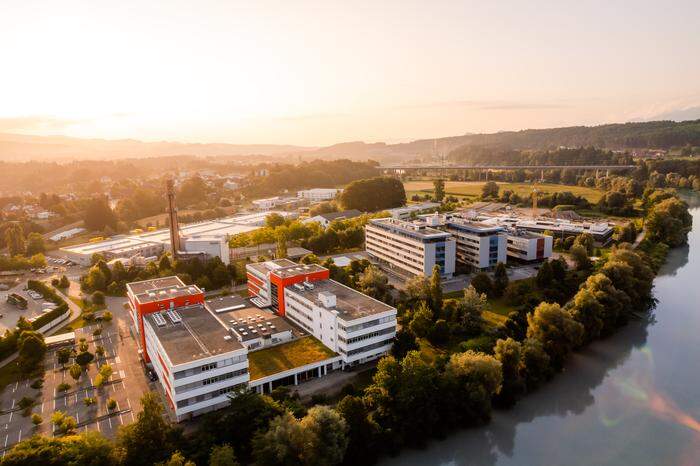 Der tpv Technologiepark Villach ist ein international geprägter Hochtechnologie-Standort, an dem mehr als 700 Mitarbeiter:innen, rund 1000 Studierende und 70 Lehrlinge gemeinsam arbeiten, lernen und lehren