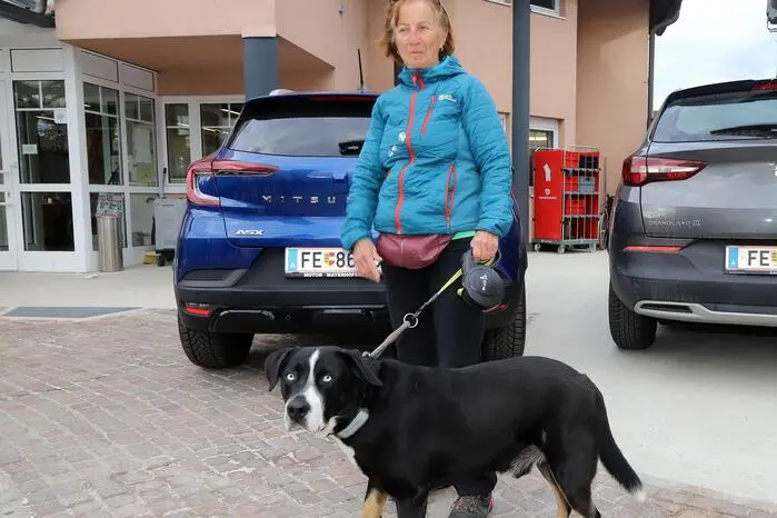 Extra aus Steyr in Oberösterreich ist Brigitte Kalina mit Hund „Palu“ zur 7-Kirchenwaderung angereist!