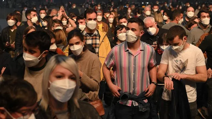 Erstmals seit Beginn der Corona-Pandemie hat es in Barcelona am Samstagabend wieder ein großes Popkonzert mit 5.000 Zuschauern gegeben. 