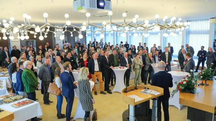 Der vierte Stock des Neuen Rathauses in Leoben war kurz nach 8.30 Uhr am Dienstag schon sehr gut gefüllt. Die Stadtgemeinde Leoben, allen voran Bürgermeister Kurt Wallner (SPÖ), hatte zum Wirtschaftsfrühstück mit Moderator Siegfried Nerat geladen. 