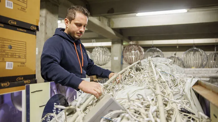Elektromeister Peter Lödler (Straßenbeleuchtung, Energie Graz) ist einer der Herren des Lichts im Lager der Stadt Graz nahe der Smart City.