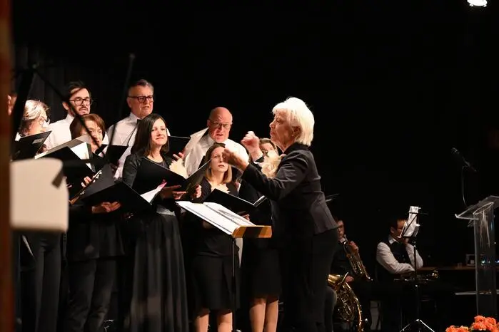 Für die perfekte Abstimmung aller Mitwirkenden sorgte die musikalische Leiterin Helga Wildhaber.