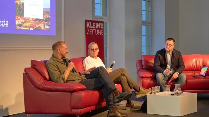 Autor Desrues (links) lebt „ums Eck“ in Triest, Architekt Bernard (Mitte) steuerte viel Hintergrundwissen bei. Die Präsentation moderierte Georg Lux von der Kleinen Zeitung (rechts)