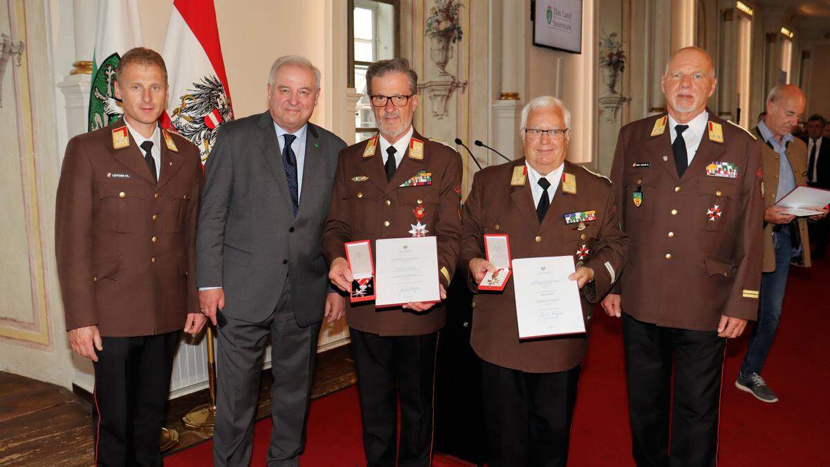 Landesfeuerwehrrat Christian Leitgeb, Landeshauptmann Hermann Schützenhöfer, Ehren-Landesfeuerwehrrat Bgm. Engelbert Huber, Abschnittsbrandinspektor a.D. Alfred Jauk und Brandrat Klaus Gehr