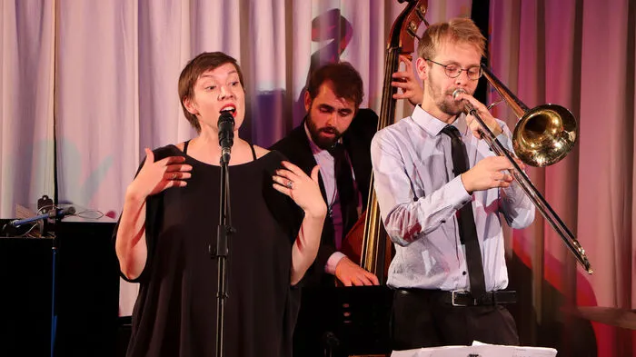 The "Coquette Jazz Band"-Musiker sind:Elina Viluma - Vocals, Daniel Hofecker - Trompete, Milos Milojevics - Tenorsaxophon, Klarinette, Matyas Papp - Posaune, Matyas Bartha - Piano, Hrvoje Kralj - Bass und Philipp Kopmajer - Schlagzeug.
