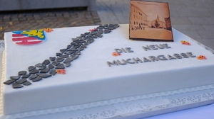 Der von der Bäckerei Gruber gestiftete Kuchen | Der von der Bäckerei Gruber gestiftete Kuchen zeigt es: Die Muchargasse ist seit Ende des Vorjahres neu gepflastert – und jetzt auch feierlich eingeweiht