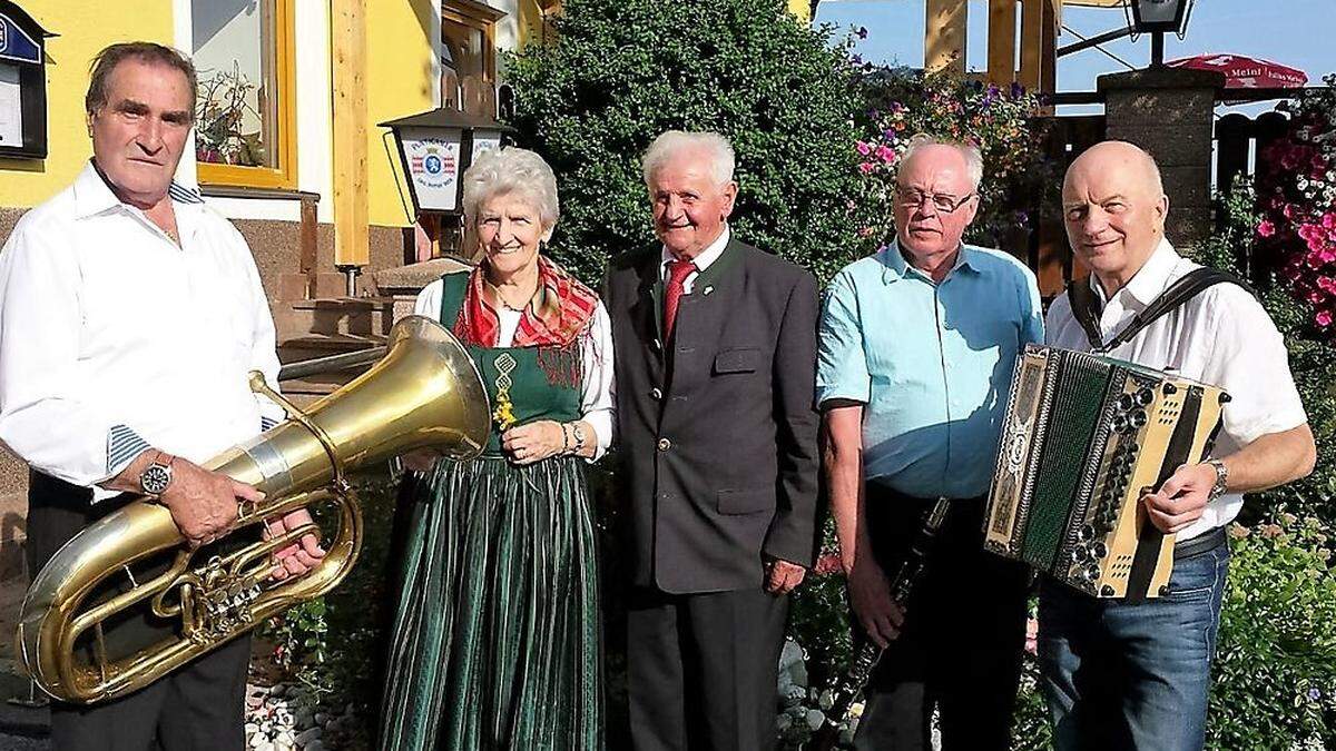 Das Hochzeitspaar mit der musikalischen Dreierbesetzung 