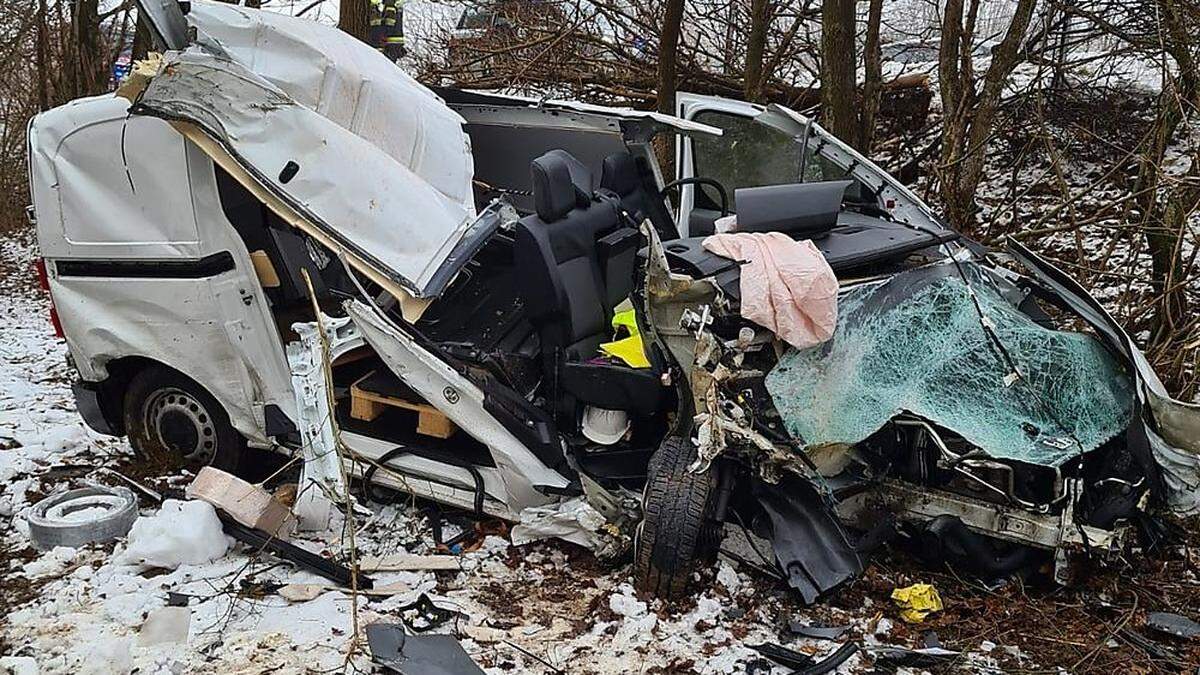 Am Auto entstand Totalschaden, der Lenker wurde unbestimmten Grades verletzt