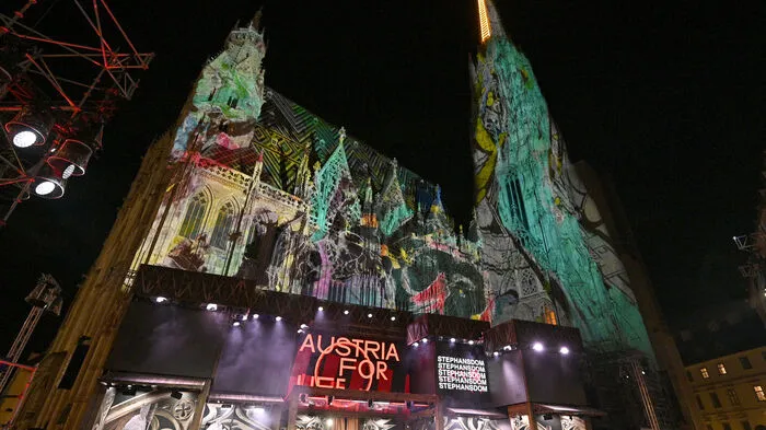Mehr als 50 Künstler haben sich am späten Freitagabend in den Dienst der guten Sache gestellt und für eine zweistündige Corona-Charity-Show vor dem Wiener Stephansdom die österreichische Geschichte aufleben lassen. Die Spenden kommen Menschen zugute, die aufgrund der Pandemie in Not geraten sind.