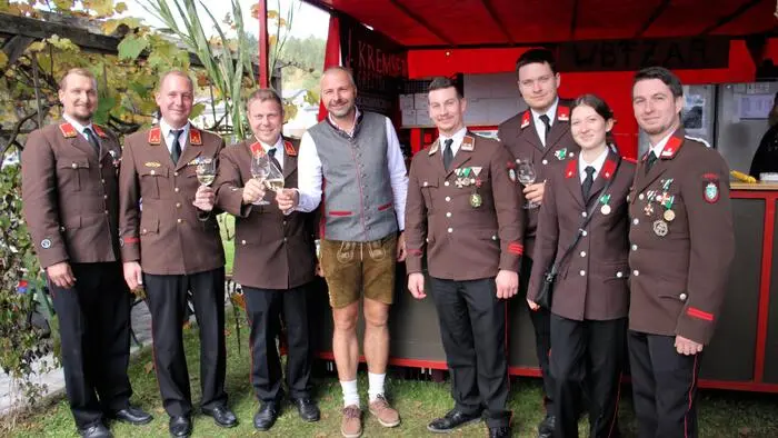 HBI Mark Wibner und das Team der Freiwilligen Feuerwehr Ligist organisierten im Bereich des Rüsthauses wieder das seit vielen Jahren beliebte Schmankerlfest „Woaz & Wein“ mit einem bunten Programm.