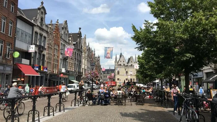 Prächtige Giebelhäuser, flotte Radler (statt Autofahrer) und gemütliche Lokale: Das Zentrum von Mechelen lädt zum Verweilen ein.