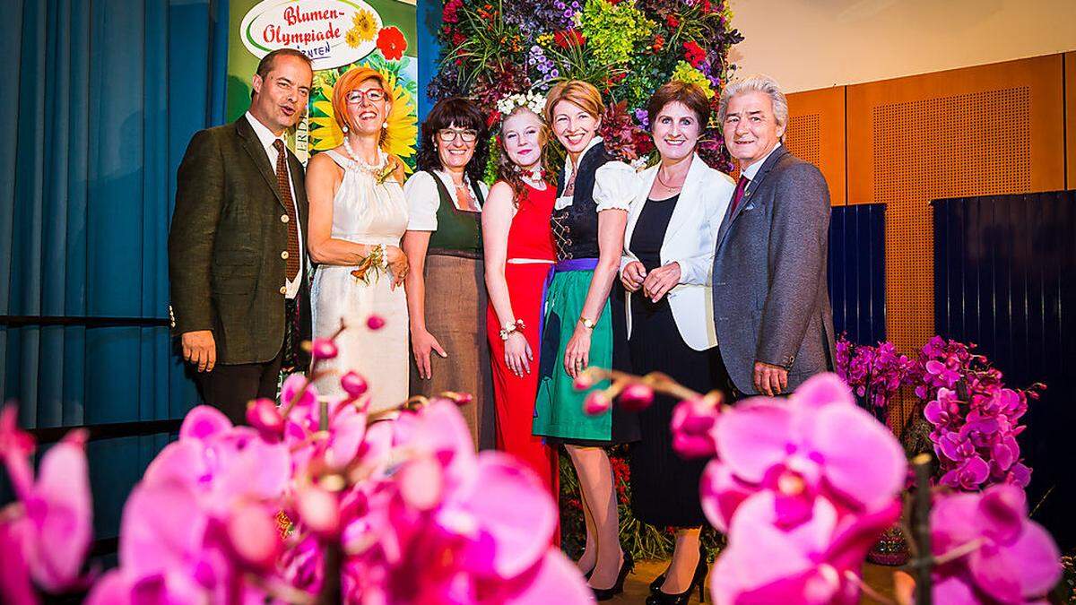 Johann Mößler, Regina Kneß, Karin Schabus, Blumenfee Laura Kneß , Gaby Schaunig, Antonia Gössinger, Bernhard Wastl (von links)