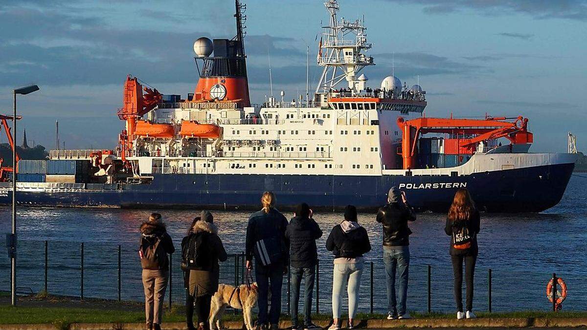  Ein Schiffskorso und zahlreiche Schaulustige an Land begleiteten das Einlaufen der &quot;Polarstern&quot;