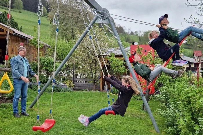 Die Schaukel muss besonders stabil sein, damit sich alle gleichzeitig in die Höhe schwingen können.