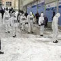 Der Zug der vermummten Demonstranten auf dem Weg zum Stadtplatz