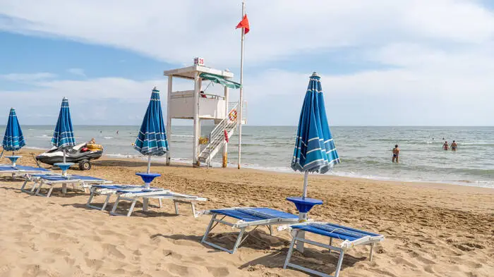 In Jesolo versuchen Bademeister nach schweren Unfällen, das Sprungverbot rigoros durchzusetzen (Symbolfoto)