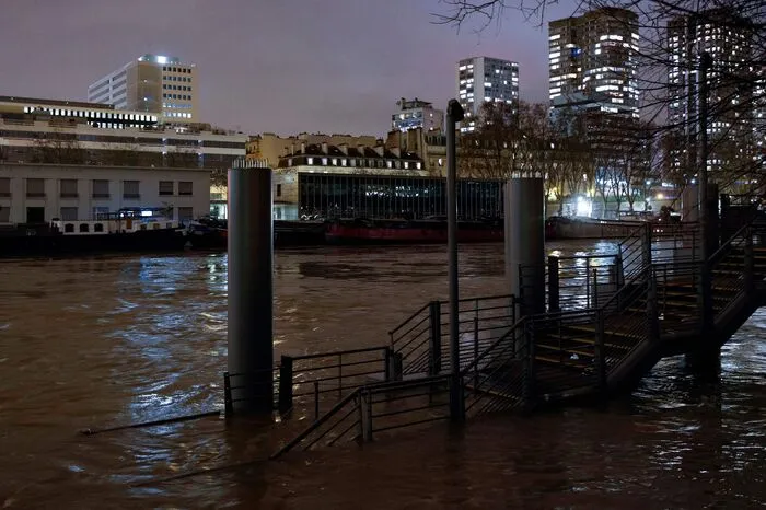 Erst am Dienstag werde das Hochwasser langsam zurückgehen.