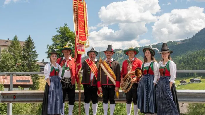 Anja Zwischenberger, Josef Strieder (50 Jahre Mitglied der Trachtenkapelle Maria Luggau), Fähnrich Josef Fritzer, Kapellmeister Josef Strieder jun., Obmann Markus Guggenberger, Katharina Fritzer, Claudia Oberluggauer