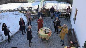 Im Garten von Angelika Staats hat die Obervellacher Frauenpartei angestoßen - mit Abstand