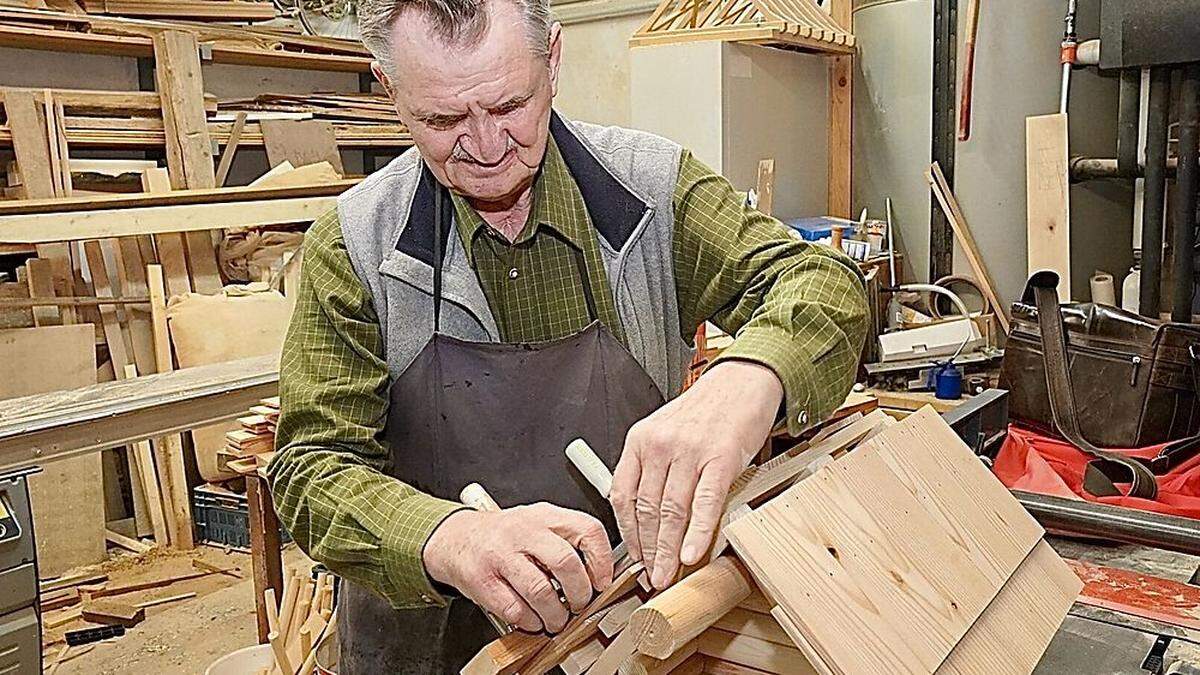 Rudolf Truskaller (69) ist seit einem schweren Unfall vor 40 Jahren blind, dennoch baut er aufwändige Vogelhäuschen