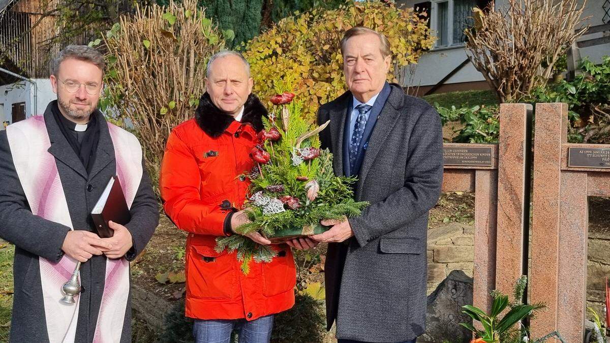 Pfarrer István Holló besuchte gemeinsam mit dem ungarischen Botschafter Andor Nagy und Honorarkonsul Rudi Roth das neu gestaltete Denkmal