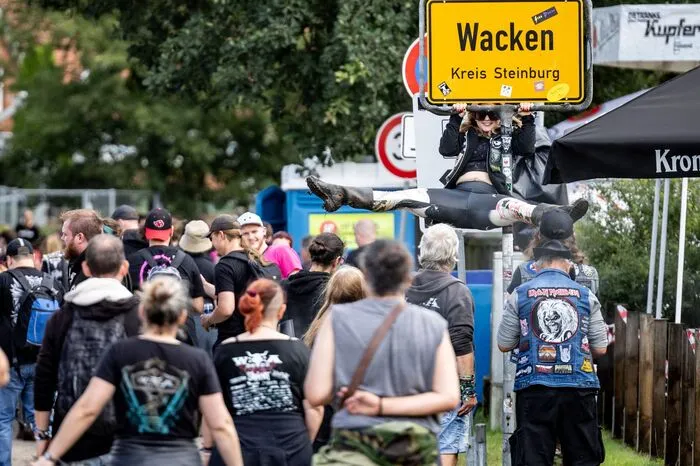 Am frühen Mittwochmorgen teilte das Festival via Instagram dann mit, die "vernünftige Besucherkapazität" sei angesichts der Wetterlage erreicht. "Jede weitere Reise muss mit sofortiger Wirkung eingestellt und storniert werden."