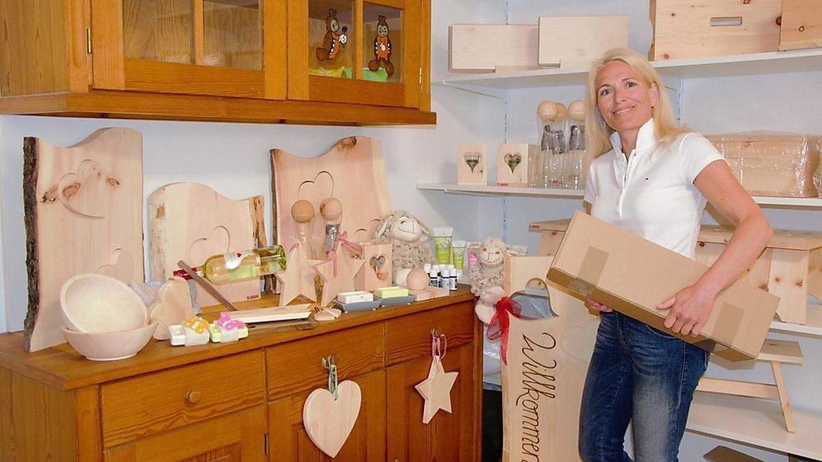 Unter dem Motto „natürlich, nachhaltig, handgemacht“ verkauft Anne Holz in ihrem Online-Shop Produkte aus Holz, Kinderspielzeug, Schafmilch-Pflege und mehr	