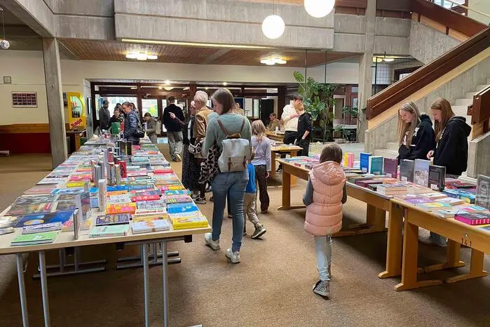 Ein breites Sortiment wartete auf die Besucherinnen und Besucher: Von spannenden Kinder- und Jugendbüchern über aktuelle Bestseller bis hin zu Sachbüchern und Gesellschaftsspielen war für jeden Geschmack etwas dabei. 