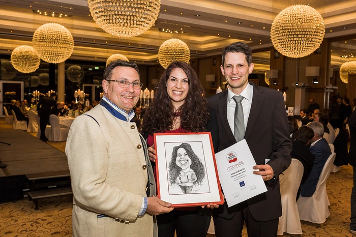 Mario Donner, Marketingleiter von Kategorie-Sponsor Hirter Brauerei, mit Gewinnerin Anna Kurasch und Laudator Thomas Cik, Mitglied der Chefredaktion der Kleinen Zeitung