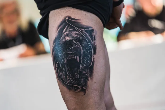 Die vor Ort angefertigten Tattoos gehen ins Rennen um...