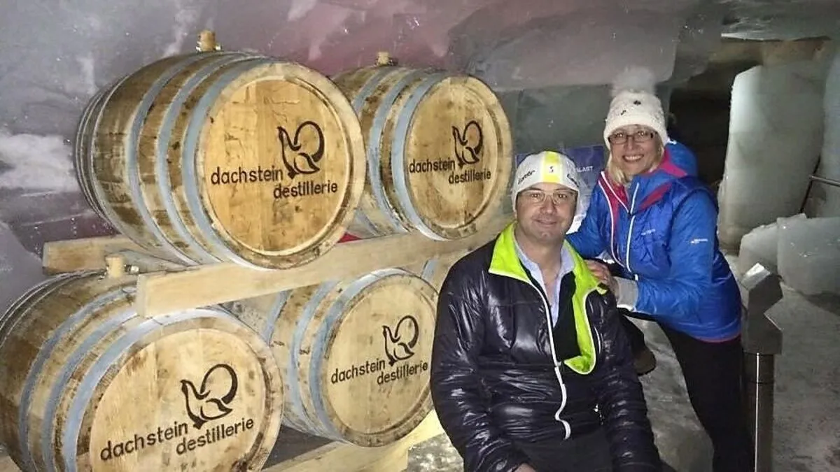 Doris und Bernhard Warter nahmen ihren Whisky in Augenschein