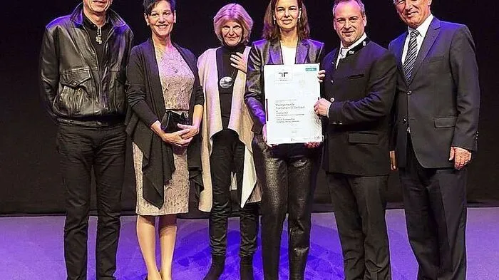 Bei der Verleihung (von links): Martin Jegart, Margot Baier, Gudrun Berger von UNICEF Österreich, Sophie Karmasin, Günther Vallant und Gemeindebundpräsident Helmut Mödlhammer