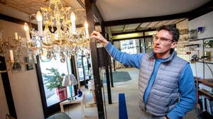 Alte Kronleuchter werden bei Gebrüder Palme wieder zum Glänzen gebracht 