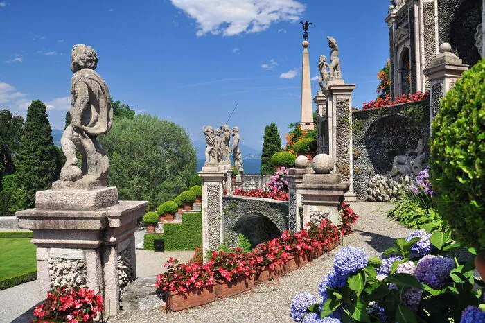 Die Gärten beherbergen allerlei exotische Blumen, Pflanzen, Bäume und Obstsorten. Eine kleine Orangerie gehört auch dazu.