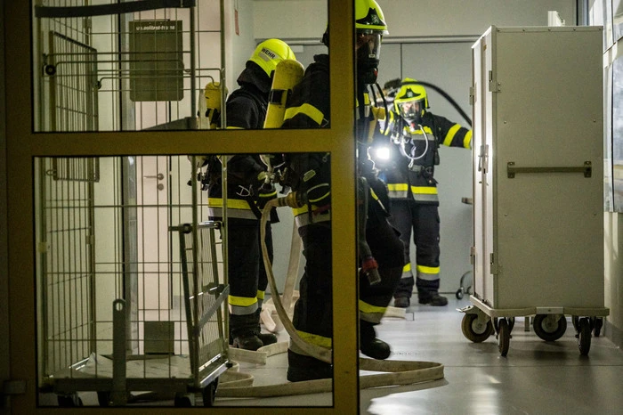 Die Notstromversorgung über Batterien konnte das Krankenhaus so noch für weitere zwei Stunden mit Strom versorgen, wodurch eine Evakuierung der Patientinnen und Patienten notwendig wurde.