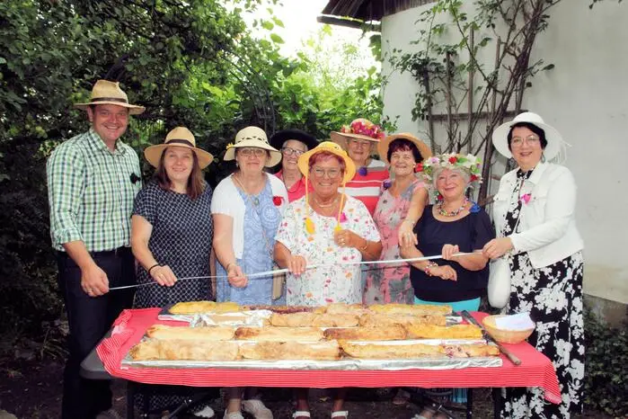  Ein weiterer Höhepunkt war das Backen des „längsten Strudels von Ligist“ mit einer Gesamtlänge von 5,55 Metern und anschließender Verkostung unter den Gästen.