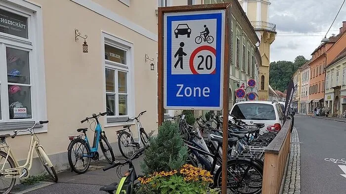 Kaum ein Unterschied zu erkennen: Die bereits installierten Bambus-Schilder der Begegnungszone